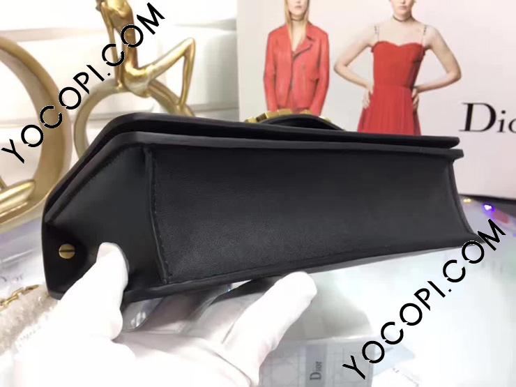 ディオールの名品黒バッグ〉ゴールドのチャームが美しく映える