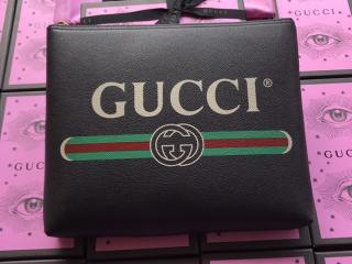 【500981 0GCAT 8163】 GUCCI グッチ バッグ コピー プリント ミディアムサイズ ポートフォリオ レディース クラッチバッグ 3色可選択 ブラック レザー