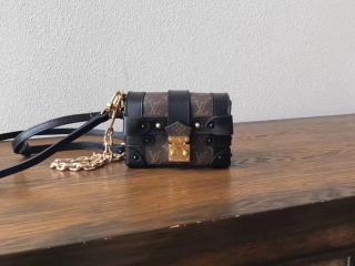 【M62553】 LOUIS VUITTON ルイヴィトン モノグラム 財布 コピー エッセンシャル トランク ヴィトン レディース ショルダー 二つ折り財布