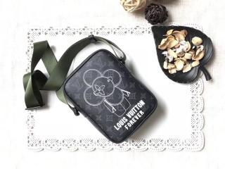 【M43677】 LOUIS VUITTON ルイヴィトン モノグラム バッグ コピー ダヌーヴ PM ヴィトン メンズ メッセンジャーバッグ ポップアップストア限定