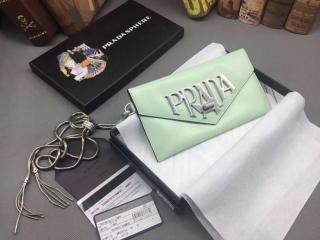 【1MF175_ZO6_F0934】 PRADA プラダ バッグ スーパーコピー ブラッシュドレザー レディース クラッチバッグ 4色選択可 ACQUA