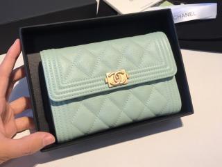 【A84302 ch321】 BOY CHANEL ボーイ シャネル 財布 コピー スモール フラップ ウォレット グレインド ゴートスキン レディース 三つ折り財布 ゴールド金具 8色可選択