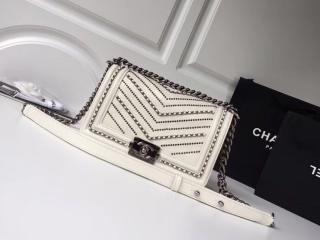 【A67086 Y83968 10601】 BOY CHANEL ボーイ シャネル バッグ スーパーコピー 18/19年秋冬 ハンドバッグ メタリック クランプル カーフスキン レディース ショルダーバッグ 4色可選択 ホワイト