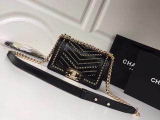【A67085 Y83967 94305】 BOY CHANEL ボーイ シャネル バッグ コピー 18/19年秋冬 スモール ハンドバッグ クランプル カーフスキン レディース ショルダーバッグ 4色可選択 ブラック