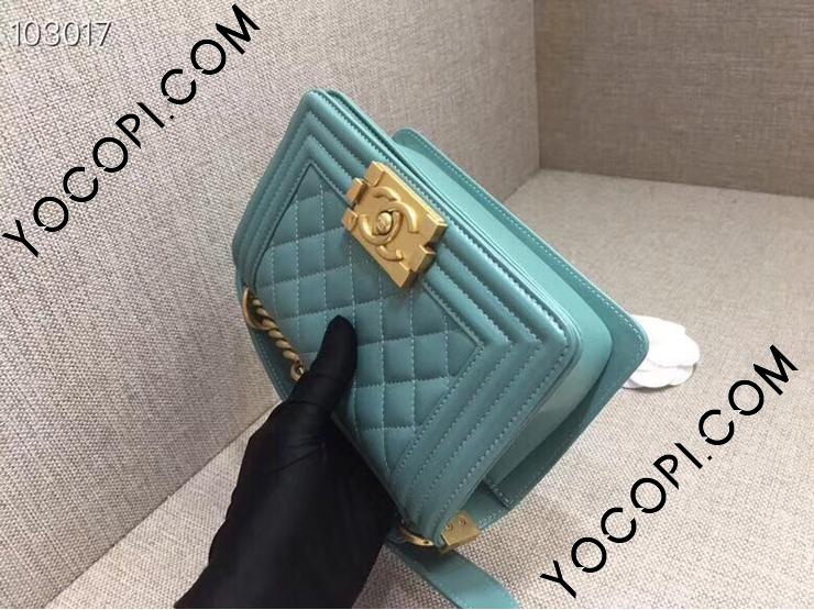 Boy chanel スモール ハンドバッグ、カーフスキン、ホワイト & ブルー — ファッション | CHANEL シャネル