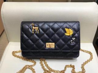 【A70328 Y83883 C3906】 CHANEL シャネル 財布 コピー 2.55 チェーンウォレット エイジド カーフスキン & チャーム レディース 二つ折り財布 ゴールド金具 ブラック