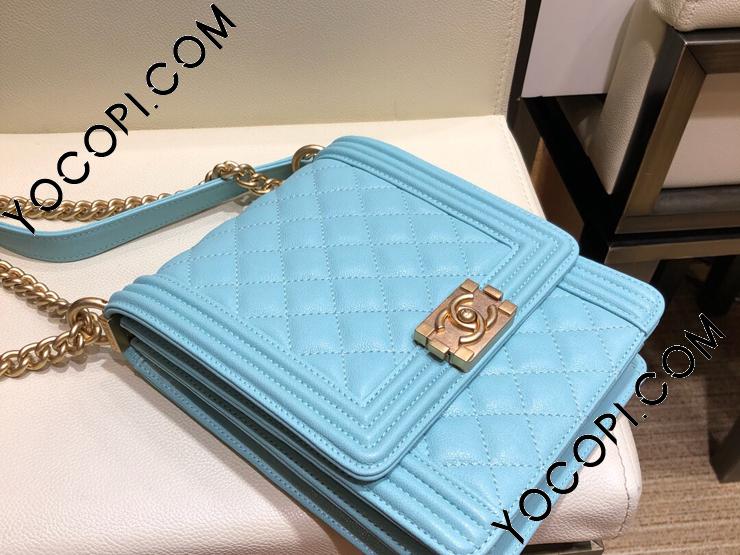 Boy chanel スモール ハンドバッグ、カーフスキン、ホワイト & ブルー — ファッション | CHANEL シャネル