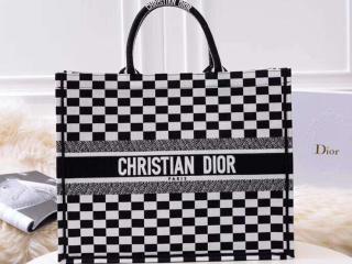 【M1286ZTZF_M913】 DIOR ディオール バッグ スーパーコピー 刺繍入りキャンバス “DIOR BOOK TOTE” レディース トートバッグ