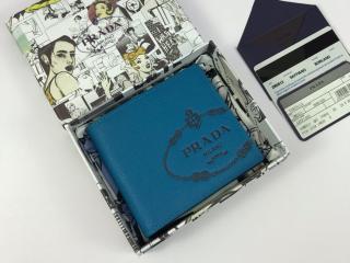 【2MO513_2MB8_F0XWJ】 PRADA プラダ 財布 コピー Saffiano 「サフィアーノ」レザー 財布 メンズ 二つ折り財布 ネイビー/ブルー