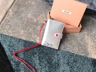 【5MV017_2BC3_F0135】 MIUMIU ミュウミュウ 財布 コピー マドラス レザー レディース 二つ折り財布 4色可選択 シルバー