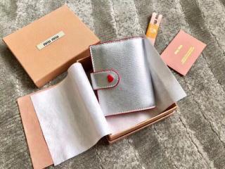 【5MV016_2BQ3_F0135】 MIUMIU ミュウミュウ 財布 コピー マドラス ラブ 財布 レディース 二つ折り財布 3色可選択 シルバー