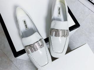 ミュウミュウ レディースシューズ  パーティー 通勤靴 白い色