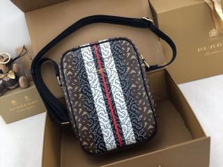 【80235731】 BURBERRY バーバリー バッグ スーパーコピー モノグラムストライププリント Eキャンバス クロスボディバッグ ブライドルブラウン