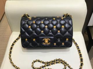 大変人気シャネルバッグ Chanel CF mini定番斜めがけショルダーバッグ花飾りゴールド金具 羊革 黒A01116