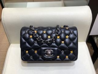 大変人気シャネルバッグ Chanel CF mini定番斜めがけショルダーバッグ花飾り　黒金具 羊革 黒A01116黒