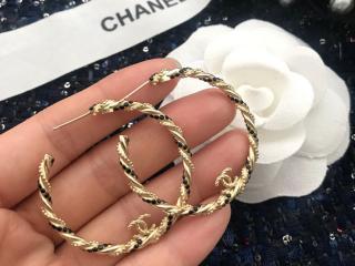 シャネルの新しいイヤリング 簡約大気 半円形の大きなイヤリング 革と金属の編制技術　ピアス