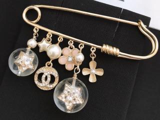 シャネルブローチ アクリル材質ブローチ 花と星の飾り