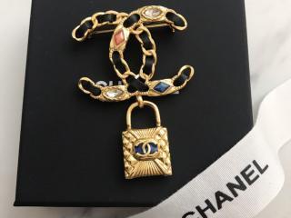 シャネルダブルCマーク 革のレトロな錠 ブローチ 2020早春のリゾートアクセサリー
