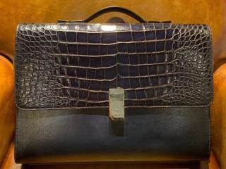 パソコンバッグ ベルルッティ　ネロ湾ワニ皮　ビジネスバッグ