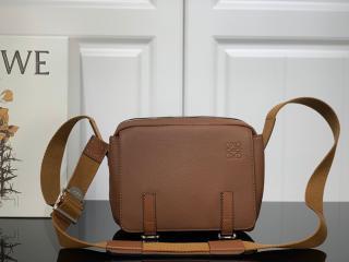 【317.12AA72-3200】 LOEWE N級 ロエベ バッグ スーパーコピー Military ミリタリー メッセンジャー XS バッグ メンズ ショルダーバッグ 3色可選択 Cognac