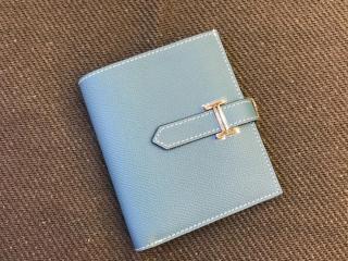 エルメスBearnベアン コンパクト財布 HERMES 折りたたみ財布 ヴォー・エプソン ゴールド/シルバー金具選択可　 輸入牛革　ライトブルー