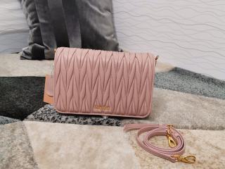 【5BA064-2】 MIUMIU N級 ミュウミュウ バッグ コピー Matelassé nappa 「マテラッセ」レザー レディース ショルダーバッグ 3色選択可