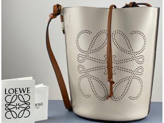 【309.22BZ57-2456】 LOEWE N級 ロエベ バッグ スーパーコピー Gate Anagram ゲート バケット アナグラム バッグ レディース ショルダーバッグ 2色可選択 Light Oat/Tan