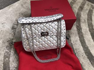 【ZW2B0122ARD0NO-10】 VALENTINO N級 ヴァレンティノ バッグ コピー ROCKSTUD SPIKE ロックスタッズ スパイク フルオカーフスキン ミディアムバッグ 2サイズ可選択