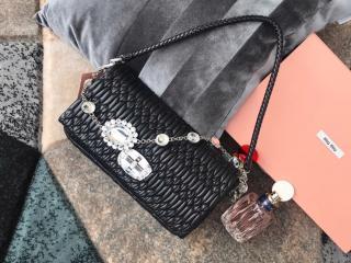 【5BD233-1】 MIUMIU N級 ミュウミュウ バッグ コピー Cloqué ミュウ クリスタル レザー レディース ショルダーバッグ 3色選択可