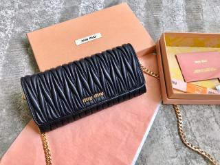 【5DH002-1】 MIUMIU N級 ミュウミュウ 長財布 スーパーコピー  MATELASSE(マトラッセ)  ショルダーウォレット レディース 二つ折り財布 2色選択可