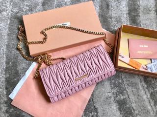 【5DH002-2】 MIUMIU N級 ミュウミュウ 長財布 コピー  MATELASSE(マトラッセ)  ショルダーウォレット レディース 二つ折り財布 2色選択可