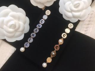 シャネルの新品長イヤリング 非対称設計 CHANEL文字長い