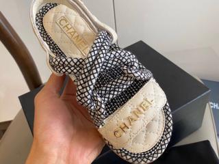 ゴールドの輝きが華やか♪【CHANEL】25A フットベッドサンダル サンダル - シャイニー ラムスキン、アイボリー — ファッション