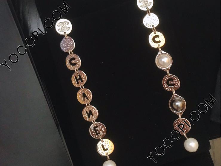 シャネルの新品長イヤリング 非対称設計 CHANEL文字長い