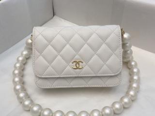 【AP1839 B04327 10601】 CHANEL シャネル バッグ コピー 20新作 カーフスキン & コスチューム パール ミニ チェーン ウォレット 二つ折り財布 ホワイト