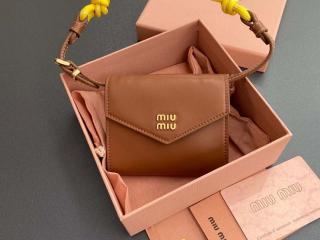 【5MT024-2】 MIUMIU ミュウミュウ 財布 コピー 25新作 レザー ショルダー財布 レディース 二つ折り財布