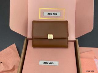 【5MC104-1】 MIUMIU ミュウミュウ 財布 コピー 25新作 ロゴ付 レザー カードケース レディース 二つ折り財布