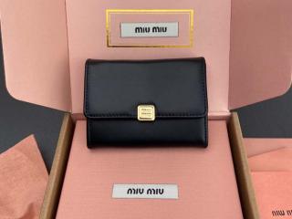【5MC104-2】 MIUMIU ミュウミュウ 財布 スーパーコピー 25新作 ロゴ付 レザー カードケース レディース 二つ折り財布