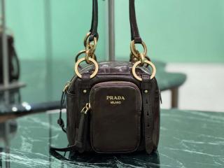 【1BB137-1】 PRADA プラダ バッグ スーパーコピー 25新作 プラダ ダングル レザー トップハンドル ミニバッグ レディース ショルダーバッグ