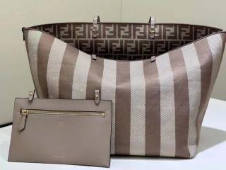 【8BH425-2】 FENDI フェンディ バッグ コピー 25新作 Roll ロール ラージ リバーシブルトートバッグ ペカンストライプ ダブグレーFFモチーフ ファブリック