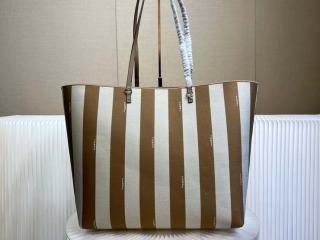 【8BH425-4】 FENDI フェンディ バッグ コピー 25新作 Roll ロール ラージ リバーシブルトートバッグ ペカンストライプ ダブグレーFFモチーフ ファブリック