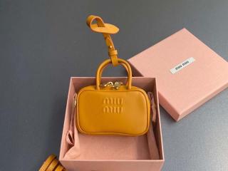 【5NR036-1】 MIUMIU ミュウミュウ スーパーコピー 25新作 コニャック ボー レザー マイクロバッグ 小物