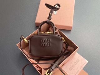 【5NR036-3】 MIUMIU ミュウミュウ スーパーコピー 25新作 コニャック ボー レザー マイクロバッグ 小物