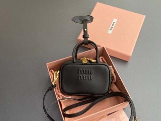 【5NR036-5】 MIUMIU ミュウミュウ スーパーコピー 25新作 コニャック ボー レザー マイクロバッグ 小物